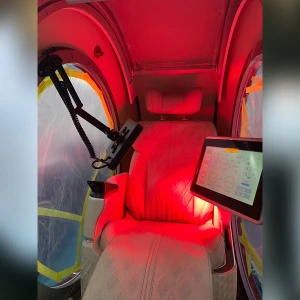 Interior de cámara hiperbárica Oxycron con luz roja y pantalla táctil